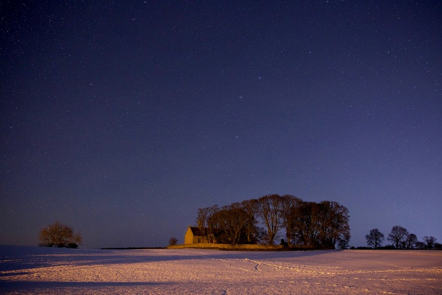 alt="St Oswald's church in snow at Christmas"