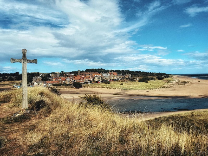 alt="Village of Alnmouth and stone cross"