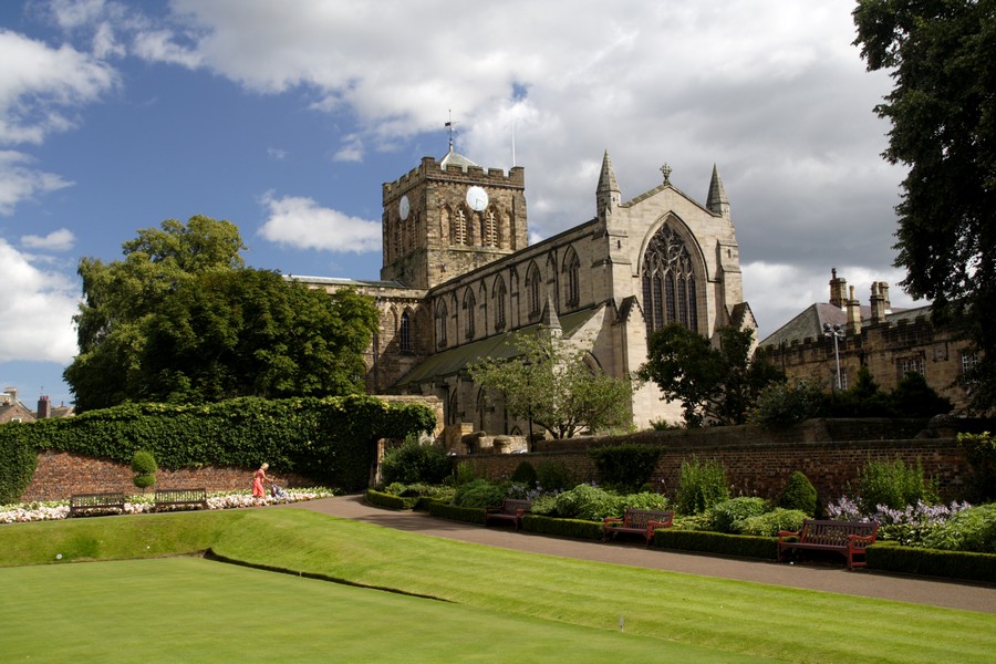 alt="Hexham Abbey and bowling green"